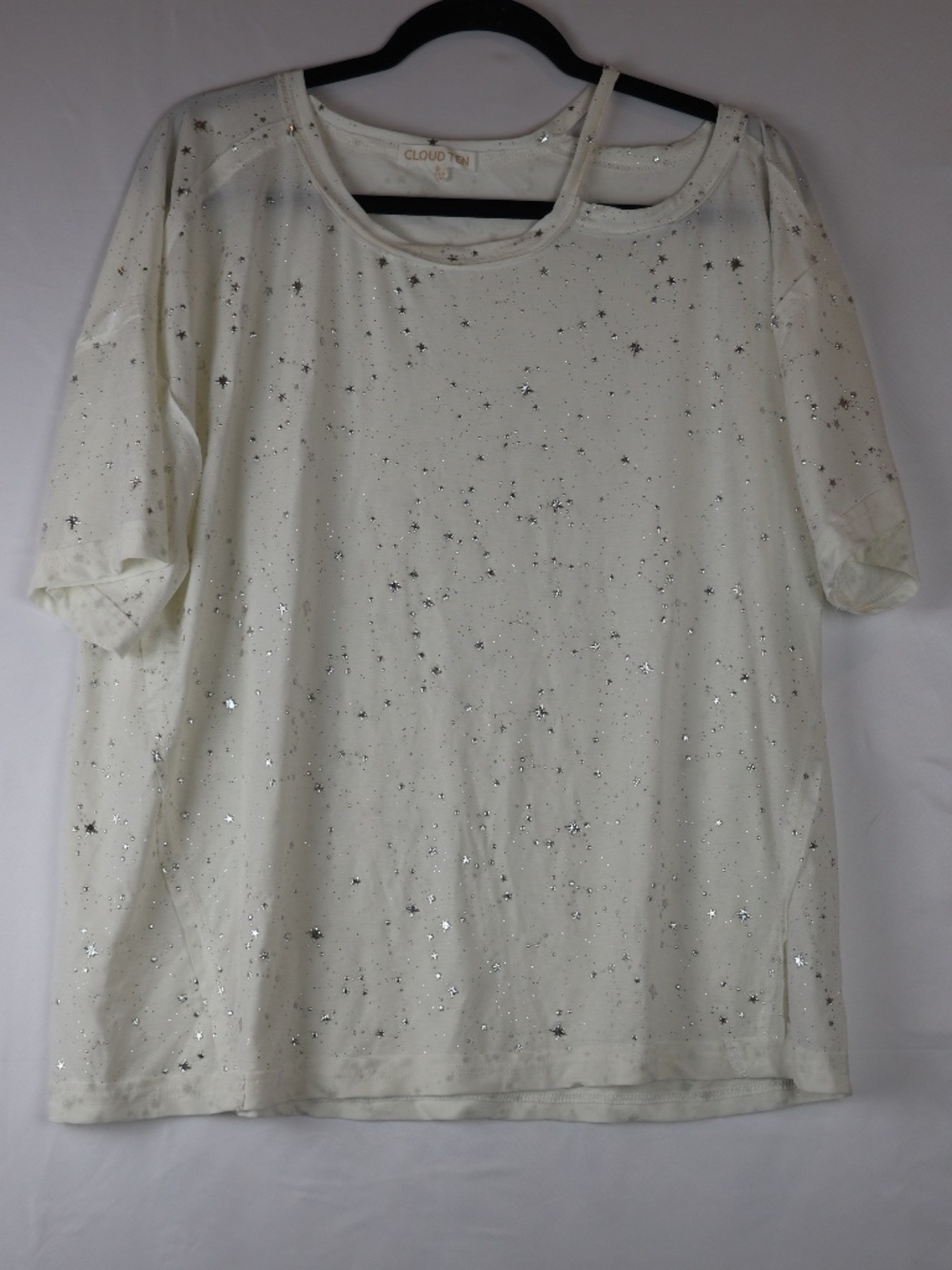 Cloud Ten Women's Star-Print Short Sleeve Tee in Ivory